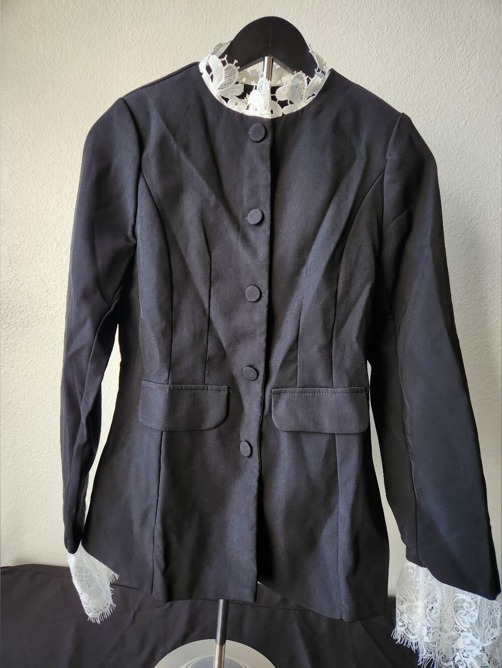 L.I.N.N. Black Blazer With Shoulderpads, Lace Cuffs Halloween Size Small